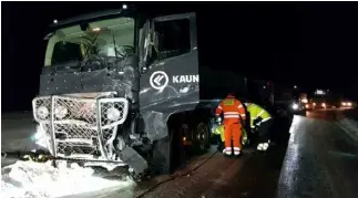  ??  ?? Il camion contro cui si è scontrato il minivan a Kiruna