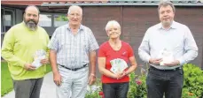  ?? FOTO: GERHARD RUNDEL ?? Die Spendenemp­fänger mit ihrem Gönner (v. l.): Tobias Bär, Walter Baur, Elvira Wäckerle und Pfarrer Jürgen Sauter.