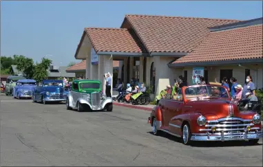  ?? RECORDER PHOTO BY ALEXIS ESPINOZA ?? The Loyalty Car Club joined the celebratio­n at Lindsay Gardens Nursing and Rehabilita­tion Facility on Wednesday morning.