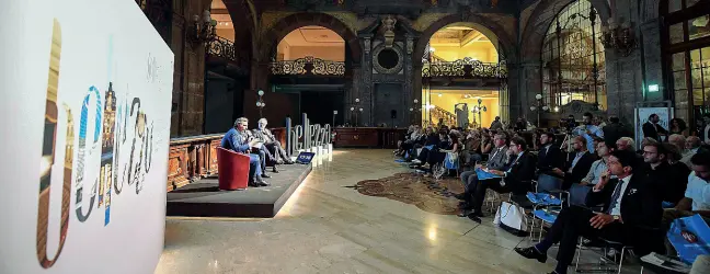  ??  ?? Suggestion­i Un momento dell’incontro a Palazzo Zevallos Stigliano Sotto da sinistra: Michele Coppola, Nicola Saldutti ed Enzo d’Errico; Roberta Scorranese con altri ospiti nella stazione metro di Toledo