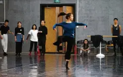  ??  ?? 北京現代舞団のテスト­に参加した若いダンサ­ーたち