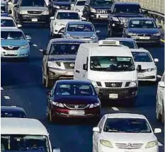  ?? Arshad Ali/Gulf News ?? Cars changing lanes on Shaikh Mohammad Bin Zayed Road. Changing lanes without signalling is a major cause of accidents.