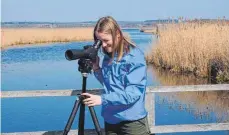  ?? FOTO: NABU/M. BENSBERG ?? Leonie Seifert bei der Vogelbeoba­chtung.