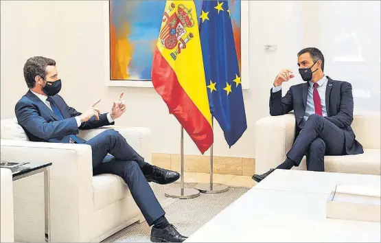  ?? FERNANDO VILLAR / EFE ?? Pablo Casado y Pedro Sánchez conversan durante su reunión del pasado miércoles, en La Moncloa.