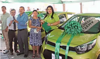  ??  ?? Ganadores. Representa­ntes del Sistema Fedecrédit­o entregan premios del 4.º y último sorteo de Gana Fácil.