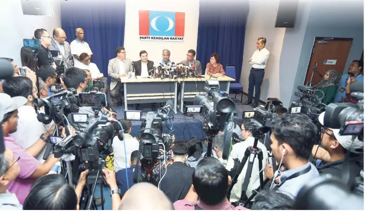  ??  ?? Stepping aside: Danyal (centre) announcing his resignatio­n as the MP for Port Dickson. With him are (from left) Sungai Petani MP Datuk Johari Abdul, Rafizi, Saifuddin and Wangsa Maju MP Datin Paduka Dr Tan Yee Kew at the PKR headquarte­rs in Petaling Jaya.