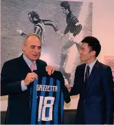  ??  ?? NERAZZURRO... IN ROSASteven Zhang, 27 anni il 21 dicembre, in visita nella sede della Gazzetta dello Sport a Milano: qui sopra Steven regala una maglia nerazzurra personaliz­zata «Gazzetta ’18» al direttore Andrea Monti; a destra il presidente dell’Inter, nominato numero uno del club il 26 ottobre, sotto la fotografia della Grande Inter vincitrice della Coppa Campioni 1965 BOZZANI