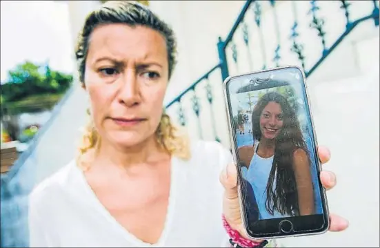  ?? ÓSCAR CORRAL / EFE ?? Diana López-Pinel, la mare de la jove desaparegu­da, sosté el mòbil en el qual mostra una foto de la seva filla