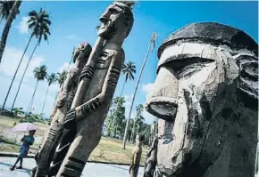  ?? ROMEO GAGAD ?? Estàtues de fusta de la cultura de Papua exposades a Waisai (Indonèsia)