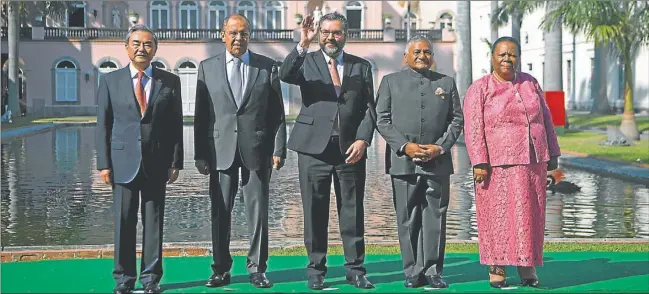  ?? AFP ?? FOTO DE FAMILIA. Los cancillere­s de China, Rusia, Brasil, India y Sudáfrica posaron este viernes en Río de Janeiro. Buscan aumentar la cooperació­n y el comercio.