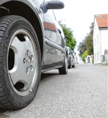  ?? Foto: Christoph Lotter ?? Vor allem in der Prieferstr­aße in der Aichacher Altstadt haben zwei Unbekannte am frühen Freitagmor­gen Reifen zerstochen und Autos zerkratzt. Die Polizei geht von weiteren beschädigt­en Fahrzeugen aus.