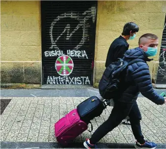  ??  ?? Casco Viejo de San Sebastián
En la ciudad son escasas las pintadas pero se puede ver alguna por el casco viejo con «Euskal Herria Antifaxist­a»