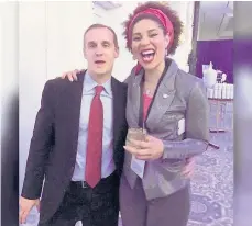  ?? /TWITTER ?? Joy Villa se reunió con el exjefe de campaña de Donald Trump en una fiesta.