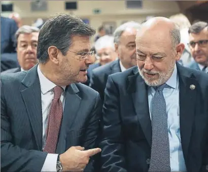  ?? EMILIO NARANJO / EFE ?? El Gobierno y la Fiscalía. Las decisiones del titular de Justicia, Rafael Catalá, y del actual Fiscal General del Estado, José Manuel Maza, han suscitado una enorme controvers­ia