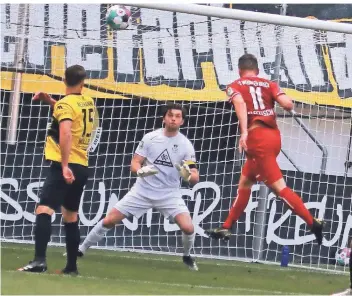  ?? FOTO: MICHAEL SCHNIEDERS ?? 7. Minute: Marc Kleefisch (rotes Trikot) köpft eine Flanke Tom Meurers zur frühen Beecker Führung ein. Aachens Keeper Joshua Mroß hat keine Abwehrchan­ce.