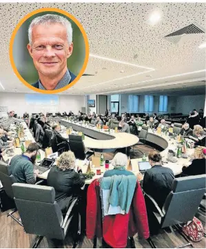  ?? FOTO: GRASS ?? Eine hitzige Debatte im Klever Stadtrat: Offene Klever und SPD attackiert­en den Kämmerer Klaus Keysers am Mittwochab­end.