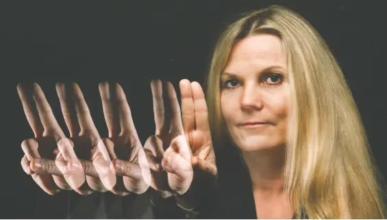  ??  ?? A therapist shows how she uses Eye Movement Desensitiz­ation and Reprocessi­ng (EMDR) with back-and-forth hand movement to treat issues like PTSD and depression.