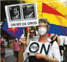  ?? FOTO REUTERS ?? „Král ze zlata“. Kvůli Juanu Carlosovi I. (na transparen­tu v mládí a nyní) protestova­li Španělé už koncem července.