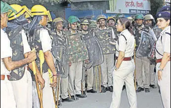  ?? MANOJ DHAKA/HT ?? A police officer briefing cops on security arrangemen­ts in Hisar on Wednesday.