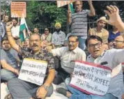  ?? VIRENDRA SINGH GOSAIN/HT PHOTO ?? Jaypee homebuyers protest outside the SSP’s office in Gautam Budh Nagar on Saturday.