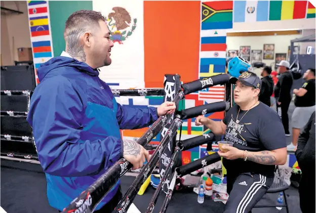  ??  ?? El peso completo mexicano charla con su entrenador al término de una práctica en el gimnasio. /