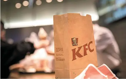  ??  ?? Presente em Portugal desde 1996, a cadeia de restauraçã­o KFC é operada pelo Grupo Ibersol.