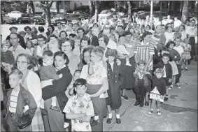  ?? PAUL E. THOMSON — THE ASSOCIATED PRESS FILE ?? Parents and children wait July 1, 1953outsid­e the Riverside Public School in Elmira, N.Y., to get the polio vaccine, due to the rise in infantile paralysis in Chemung and Steuben Counties.
