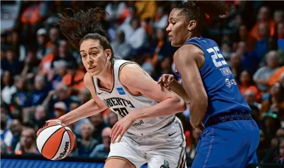  ?? JESSICA HILL/ASSOCIATED PRESS ?? Connecticu­t’s Alyssa Thomas (right) had her first triple-double of the postseason, but it couldn’t stop MVP Breanna Stewart.