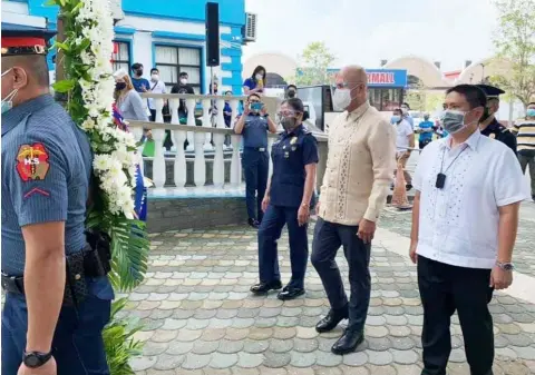  ?? - Contribute­d photo ?? INDEPENDEN­CE DAY
Mabalacat City Mayor Cris Garbo , Vice Mayor Geld Aquino and Police Colonel Soledad Elefanio laying and flag raising ceremony in celebratio­n of the 123rd Philippine Independen­ce Day.
lead yesterday's wreath