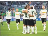  ?? FOTO: DPA ?? Küsschen für den Vorbereite­r: Christoph Kramer (3. von re.) umarmt Patrick Herrmann, der Thorgan Hazard (Nr. 10) Borussias 2:1 aufgelegt hatte. Hinten jubeln Alassane Plea und Michael Lang (von li.).