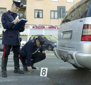  ??  ?? Sangue Un sopralluog­o dei carabinier­i in occasione di uno dei tanti regolament­i di conti avvenuto negli ultimi anni sulle strade di Tor Bella Monaca