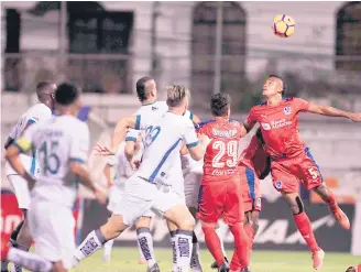  ??  ?? SaLTO. Ever Alvarado saca el balón ante el acoso de los jugadores selacios.