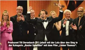  ?? ?? Produzent Till Derenbach (51) jubelt mit der Lola über den Sieg in der Kategorie „Bester Spielfilm“mit dem Film „Lieber Thomas“.