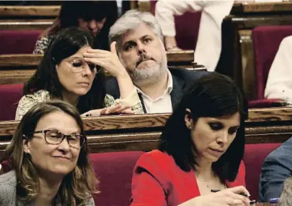  ?? Bernat Vilaró /     / ar  i ?? Serret i Vilalta (a baix) i Sales i Batet durant una sessió al Parlament