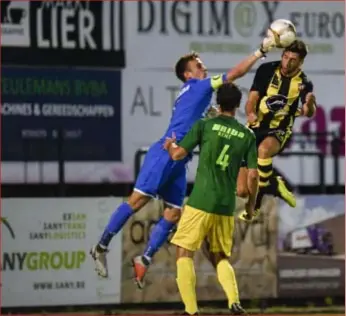  ?? FOTO GOYVAERTS/GMAX AGENCY ?? Doelman Sam Vermeylen, hier in actie tegen Lyra-Lierse eerder op het seizoen, speelde weer een vooraansta­ande rol voor Sint-Lenaarts.