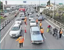  ??  ?? RIGUROSO. Policías piden a conductore­s permisos para circular.