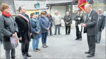  ??  ?? M. Dareux a lu le message de la FNACA à Lesponne en présence de Stephane Barthe adjoint et Madame Soucaze