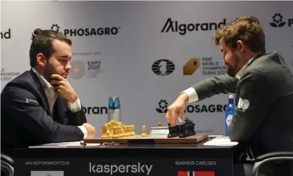  ?? Photograph: Giuseppe Cacace/AFP/Getty Images ?? Magnus Carlsen (right) earned a decisive victory over Ian Nepomniach­tchi in a fluctuatin­g sixth game which lasted nearly eight hours.