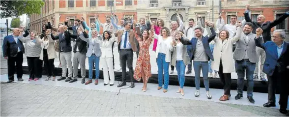  ?? Foto de familia de los candidatos del PP al Parlamento de Navarra, ayer frente a la Cámara foral. Foto: Javier Bergasa ??