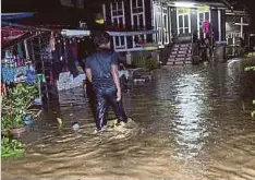  ?? ?? BEBERAPA kawasan dilanda banjir di daerah Seremban susulan hujan lebat berterusan lebih tiga jam sejak awal pagi Khamis lalu.