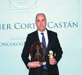  ??  ?? Javier Cortés Castán posa con el galardón en la categoría de Oncología Médica