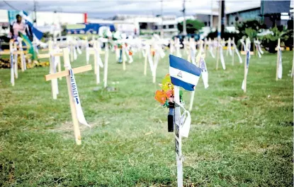  ??  ?? Memorial por las víctimas de los ataques de gobierno y paramilita­res.