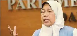  ?? [FOTO ZULFADHLI ZULKIFLI/BH] ?? Zuraida menjawab soalan media di lobi Parlimen, semalam.