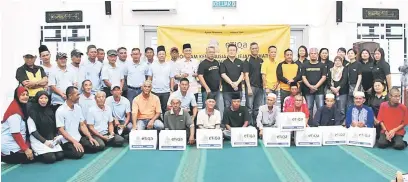  ??  ?? RINGAN BEBAN: Sebahagian daripada penerima bantuan Program Jejak Prihatin merakamkan gambar bersama jawatankua­sa penganjur dari IAM dan Etiqa Takaful Berhad di Masjid Darul Ikhwan, Kampung Muara Tebas semalam.