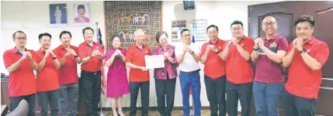  ?? ?? Datuk Frankie Liew (sixth left) leads a delegation to visit and invite Datuk Christina Liew (sixth right) to attend the SCCC Chinese New Year celebratio­n.