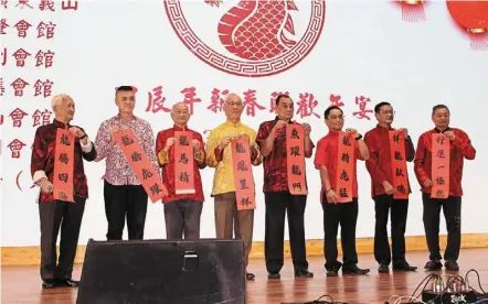  ?? ?? Unfurling blessings written as calligraph­y are Lee (far left) and representa­tives from chinese associatio­ns.