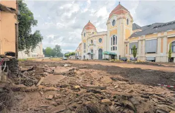  ?? FOTO: THOMAS FREY/DPA ?? Noch viel Arbeit in Bad Neuenahr: Der Park um das Kurhaus wurde durch die Flut verwüstet.