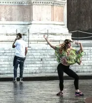  ??  ?? Scorci «Veduta», performanc­e di Michele Di Stefano, porta la danza fuori dal teatro: l’idea è di cambiare lo sguardo sul paesaggio attraverso il movimento. Lo spettacolo andrà in scena in un luogo segreto della città