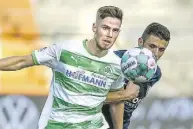  ?? BILD: Imago ?? Früher JFV, jetzt Fürth: Anton Stach (links, hier jüngst am 7. November beim 2:0 in Bochum) spielt nun 2. Bundesliga.