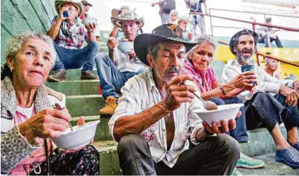  ?? EFE ?? Antioquia ha sido uno de los departamen­tos más afectados por los desplazami­entos. En la foto, uno ocurrido en Ituango.